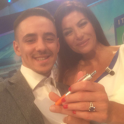 La Samma regala la biro arancio alla conduttrice Ilaria D’Amico