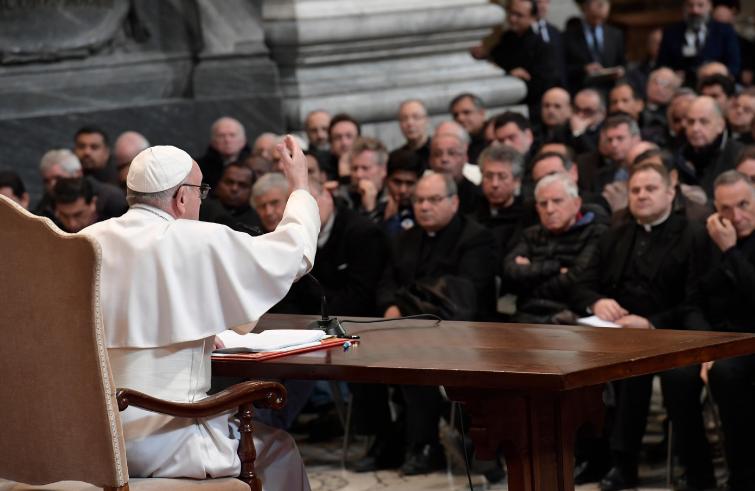 Papa Francesco: ai preti romani, fare come il giocatore di basket